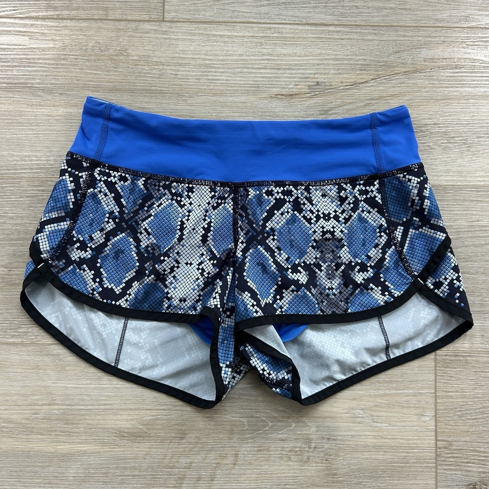 Lululemon Size 4 Low Rise Speed Up 2.5" Shorts 4-way Stretch Blue Snakeskin